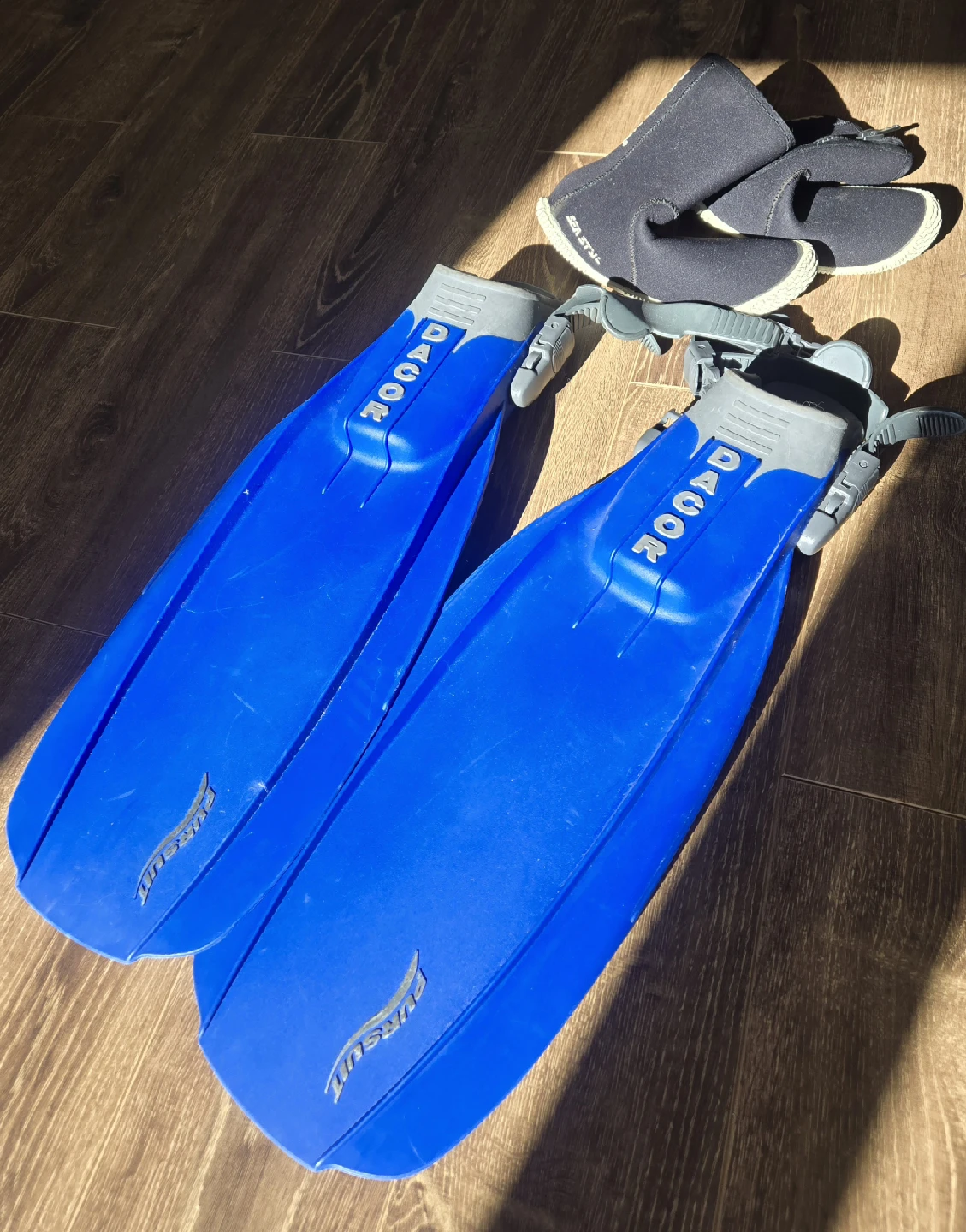 Dacor Pursuit Blue Diving Fins and zippered boots