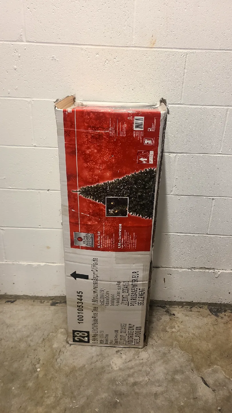 Christmas tree! Home Accents Holiday 6.5ft Pre-Lit Tree image indicator(3)