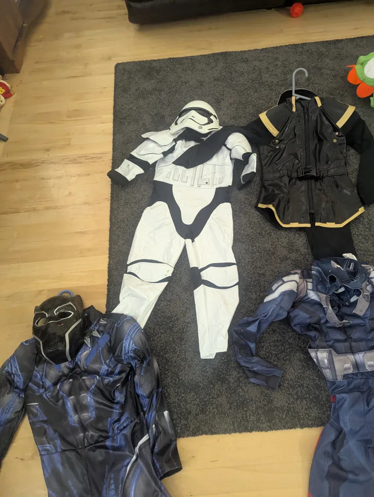 Assorted Kids' Costumes - Mario, Luigi, Yoshi, More! image indicator(9)