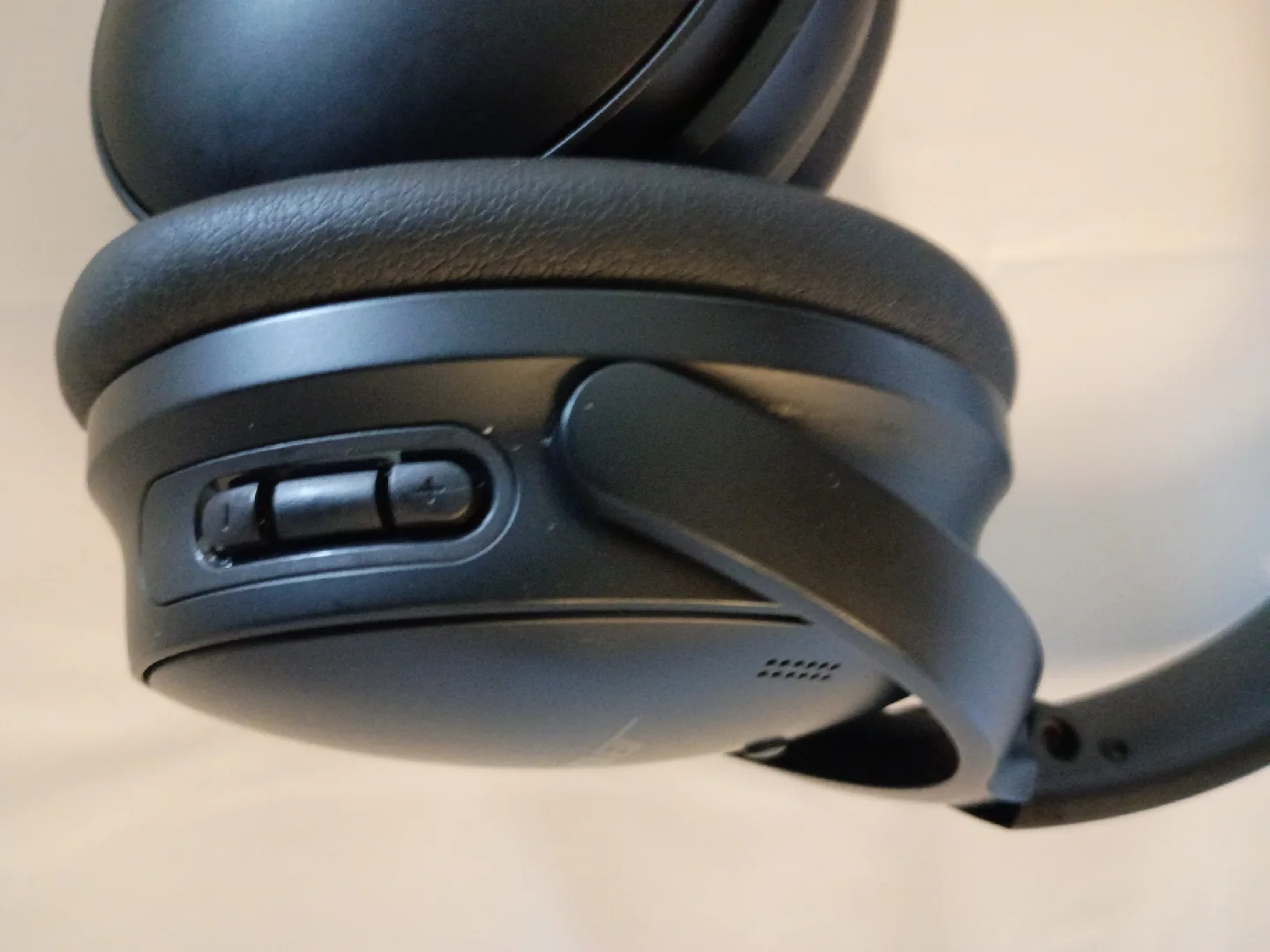Bose QuietComfort 45 Black Headphones image indicator(2)