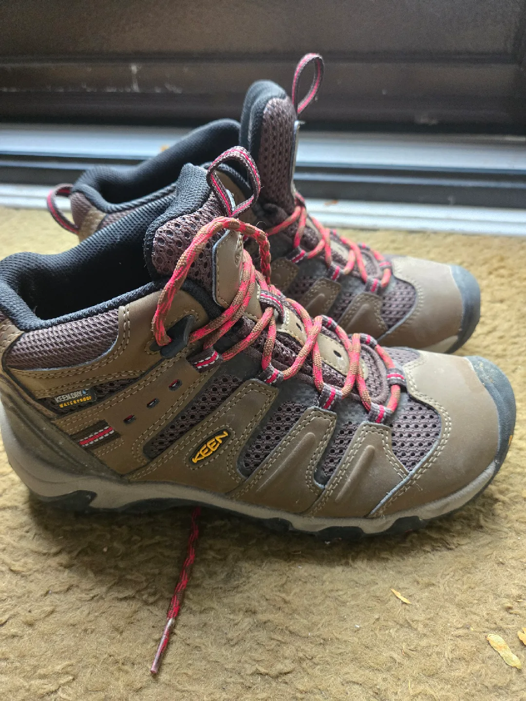 Keen Waterproof Hiking Boots Size 7 image indicator(2)