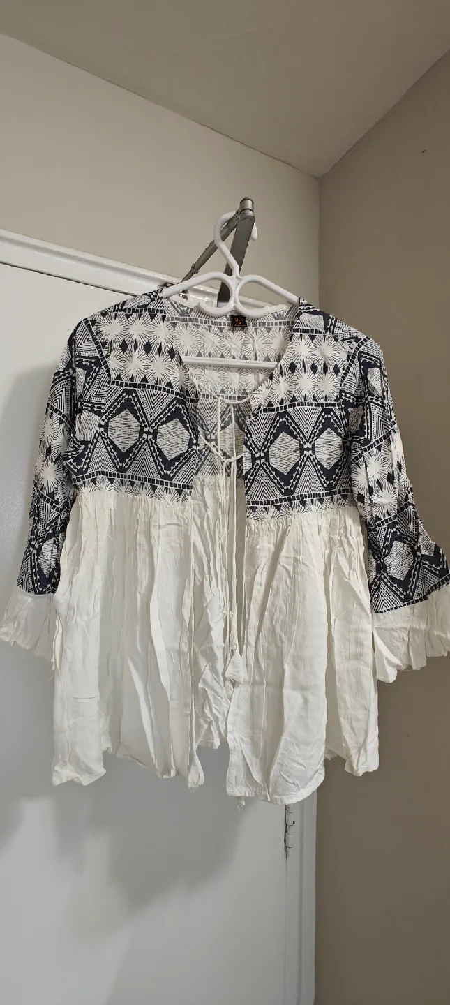 U&K Women's Top - Size M image indicator(2)