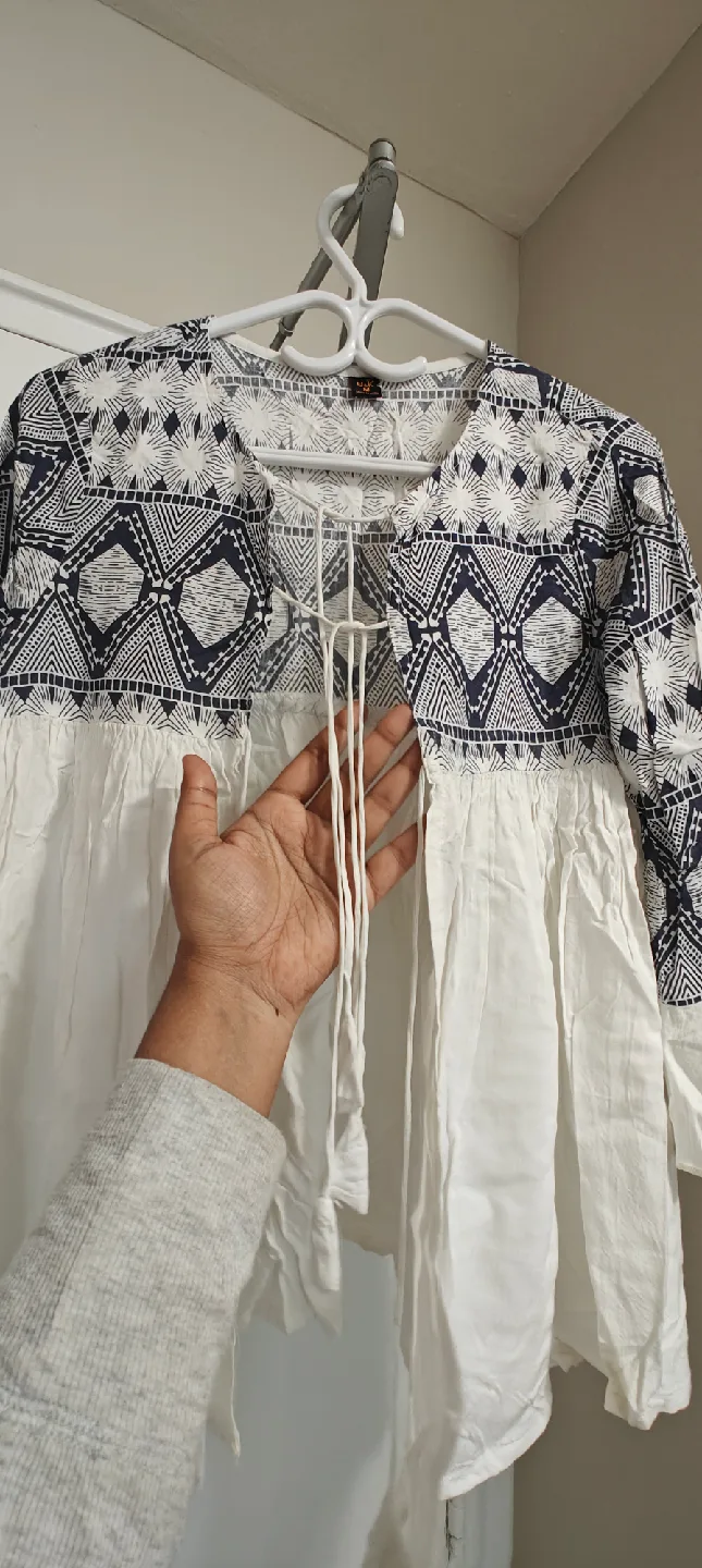 U&K Women's Top - Size M image indicator(5)