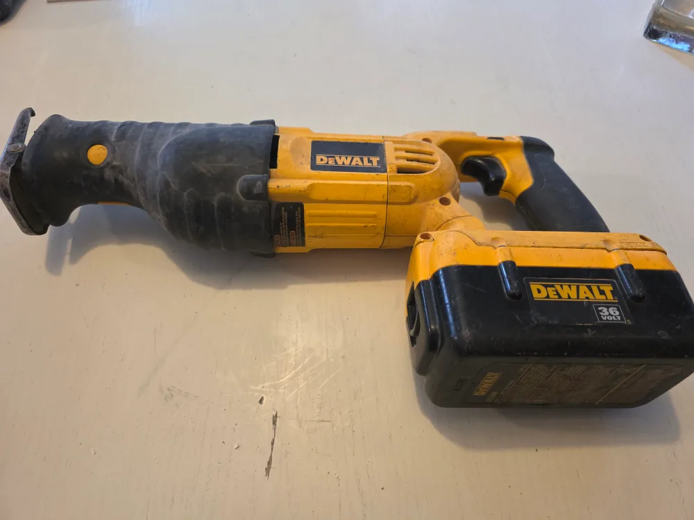 DeWalt DC305 Variable Speed Reciprocating Saw image indicator(2)
