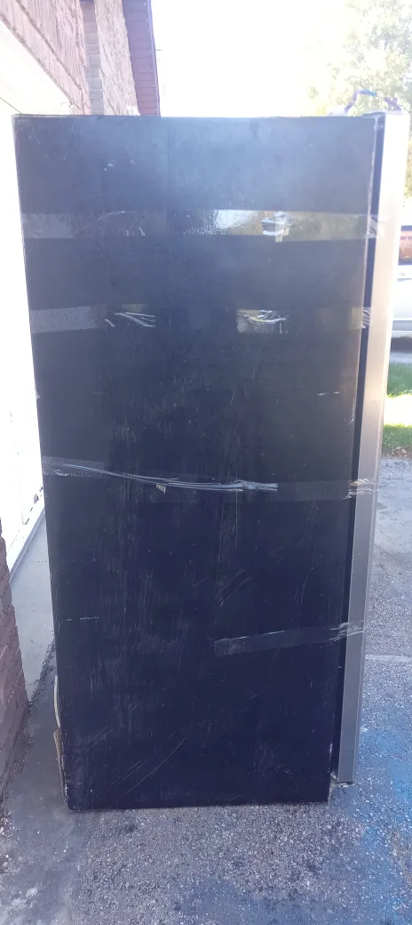 Frigidaire Refrigerator with Water Dispenser image indicator(2)