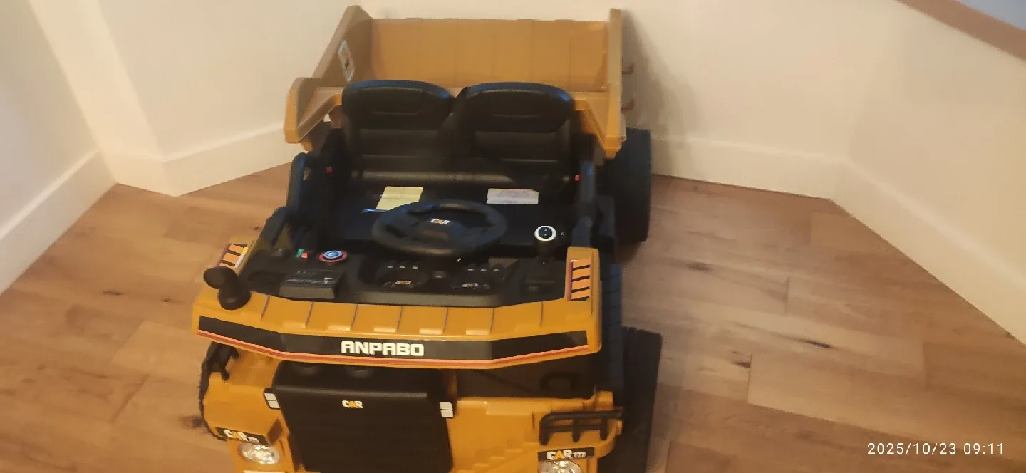 CAT Ride-On Dump Truck - Yellow image indicator(7)