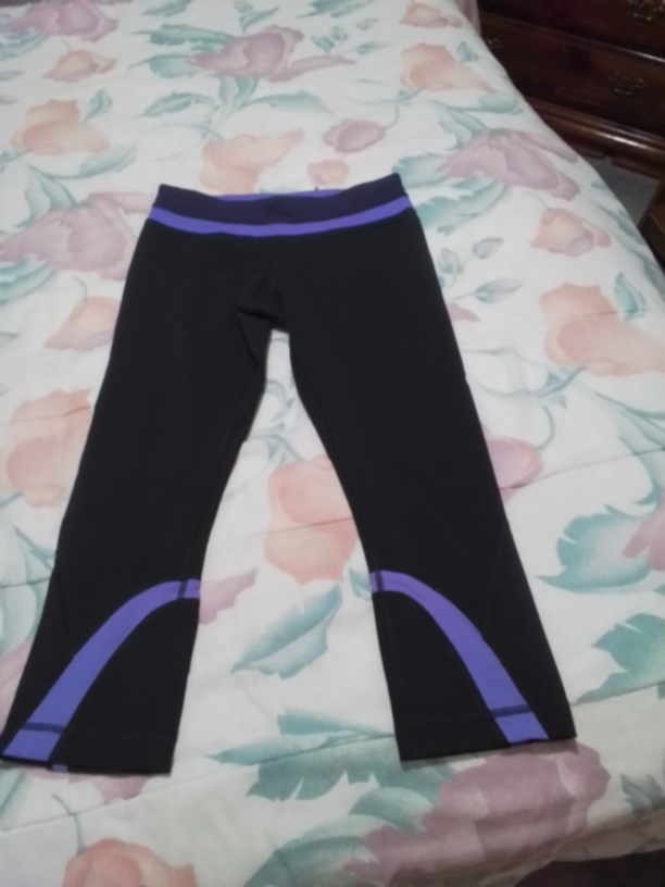 Womens Lululemon Black & Purple Cropped Leggings size 8