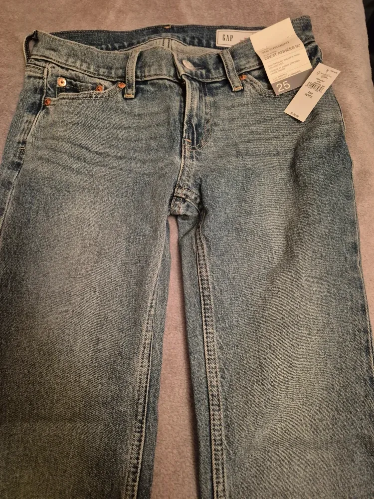 NEW GAP 90s style Straight Jeans - Size 25 image indicator(3)
