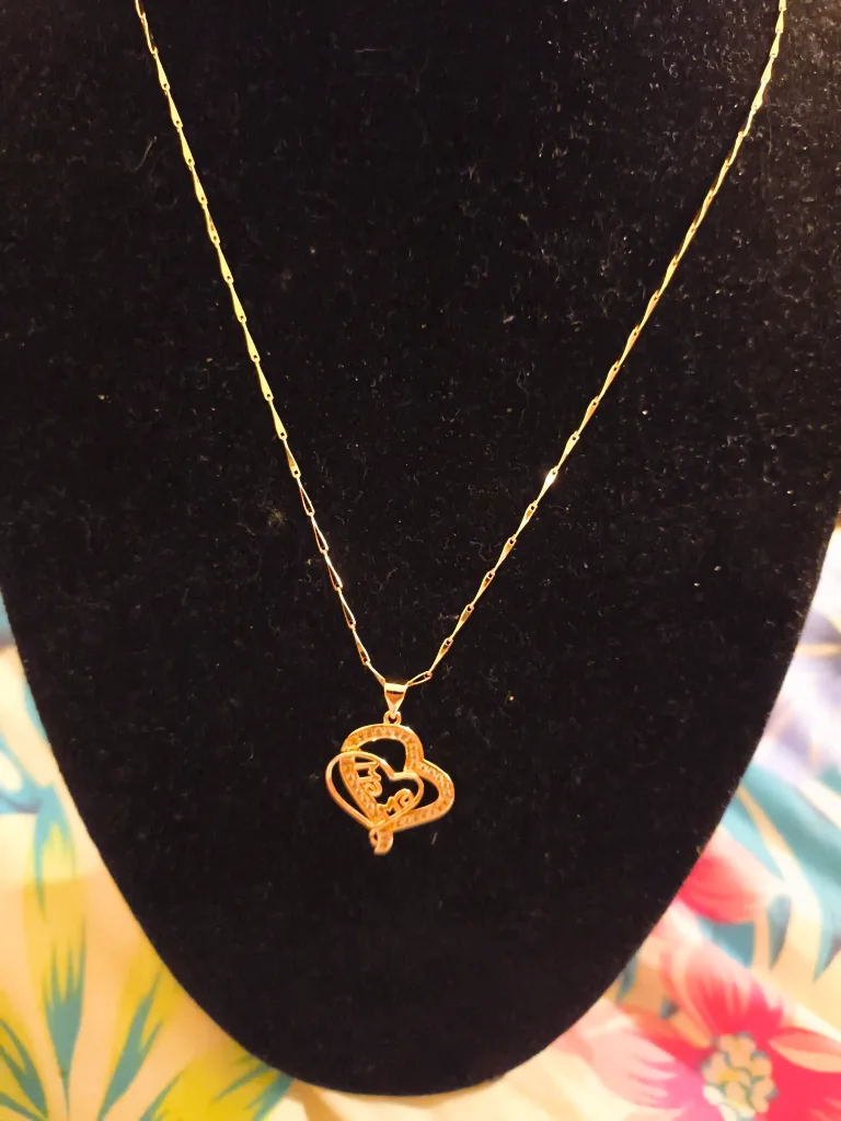 Gold 'Mom' Heart Pendant Necklace image indicator(2)