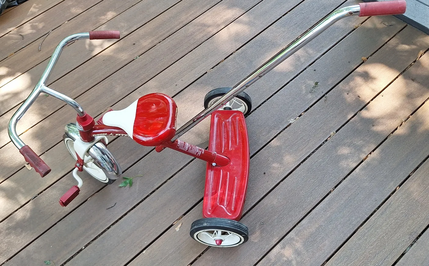 Radio Flyer Classic Red Tricycle image indicator(2)