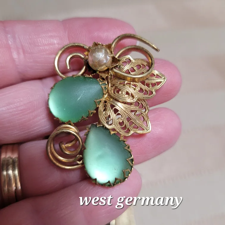 Beautiful Lot of 5 Vintage Brooches please see all pictures image indicator(3)