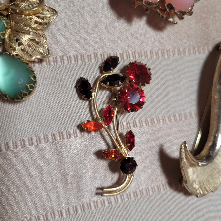 Beautiful Lot of 5 Vintage Brooches please see all pictures image indicator(4)