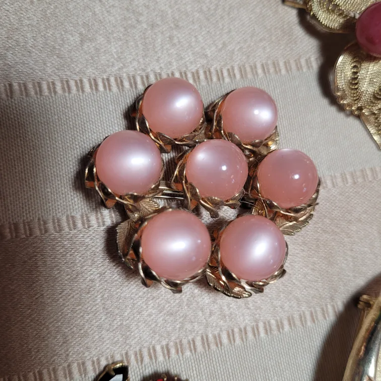 Beautiful Lot of 5 Vintage Brooches please see all pictures image indicator(5)