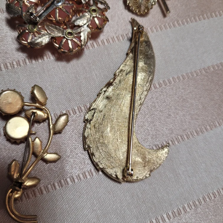 Beautiful Lot of 5 Vintage Brooches please see all pictures image indicator(7)