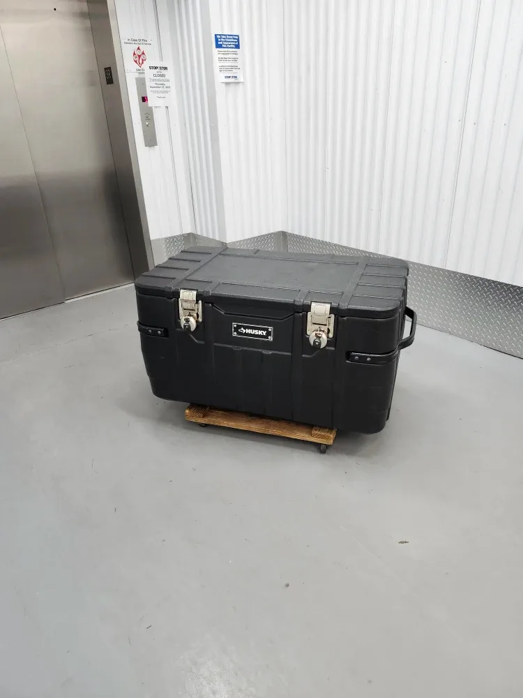 Large Storage bin / Husky Job Box with Master locks image indicator(10)