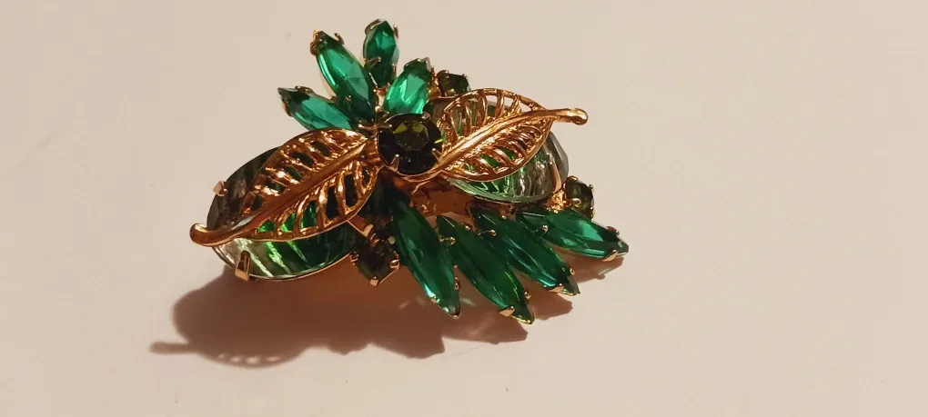 Juliana D&E Delizza Elster Green Givre Art Glass Emerald Brooch image indicator(3)