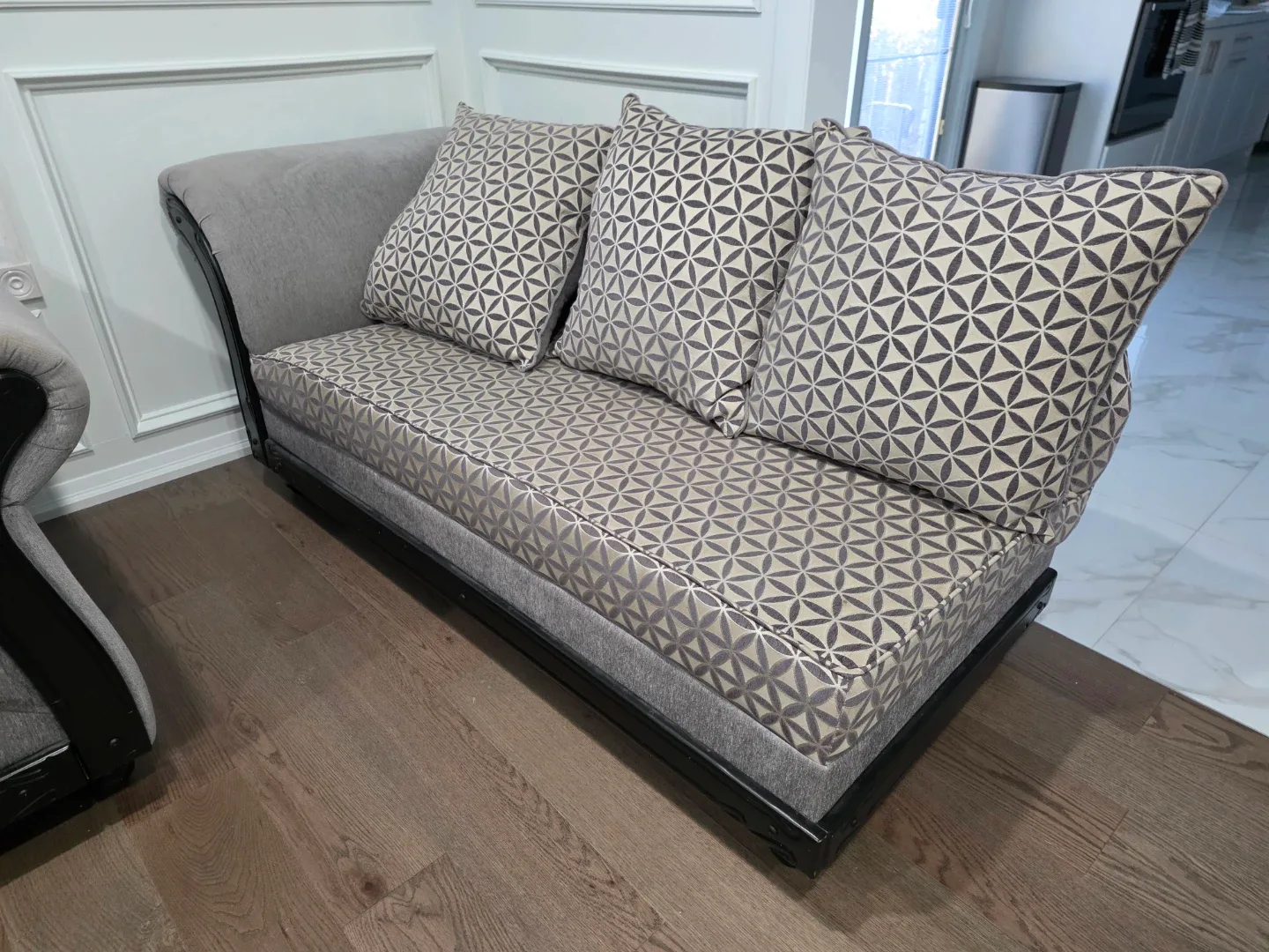 Perfect condition 2 sofa and 1 chase image indicator(2)