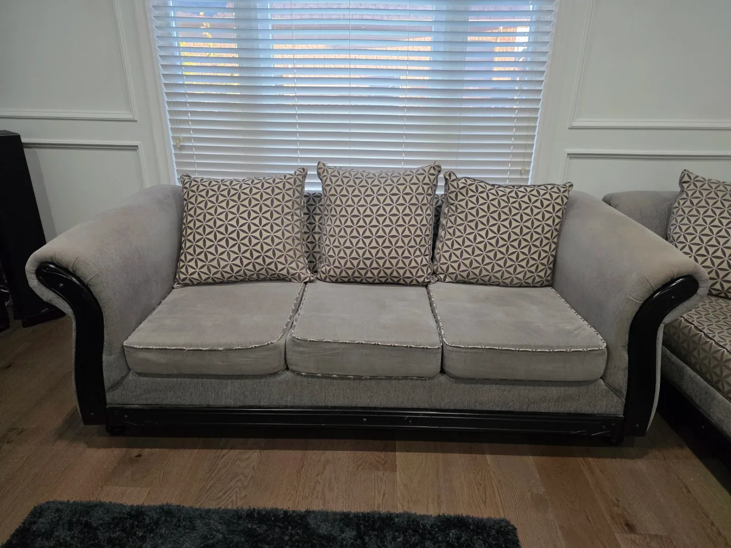 Perfect condition 2 sofa and 1 chase image indicator(3)