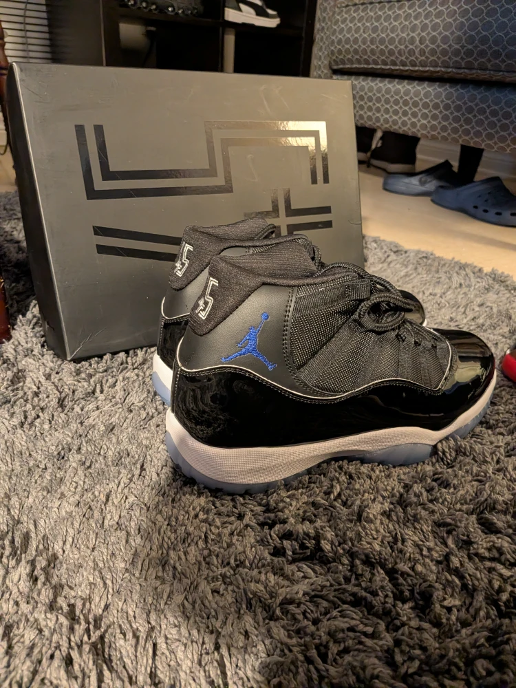 Air Jordan 11 Retro space jams - photo 2