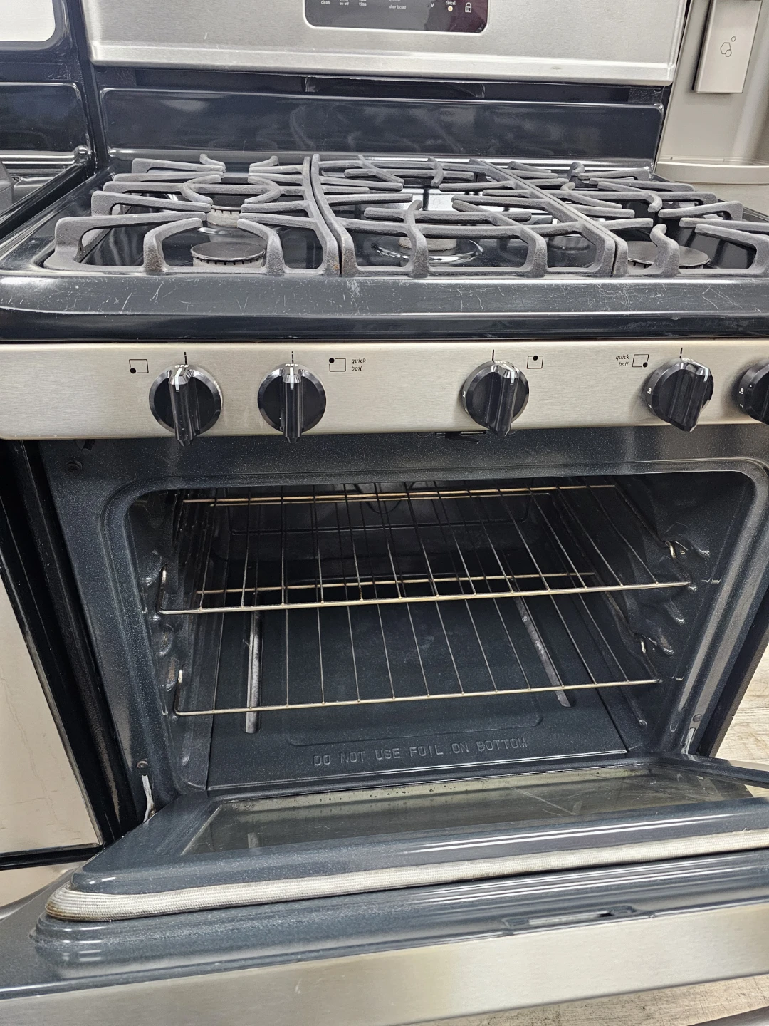 Frigidaire 30in Stainless steel gas stove - photo 2