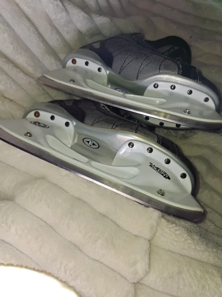 Easton Ultralite Pro Ice Skates - Size 5 image indicator(8)