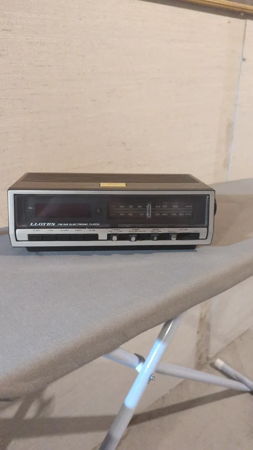 Lloyd's FM/AM Electronic Clock