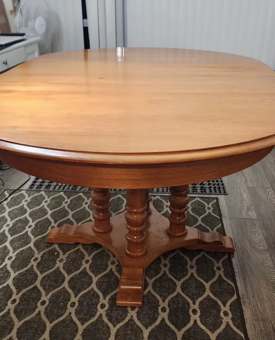 Oval / Round Extendable Wooden Dining Table