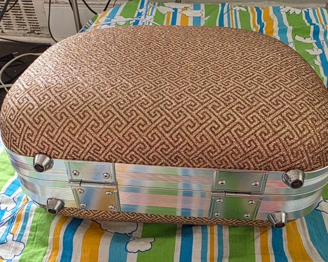 Vintage Gold Sparkly Makeup/Cosmetic Case with Lock image indicator(9)