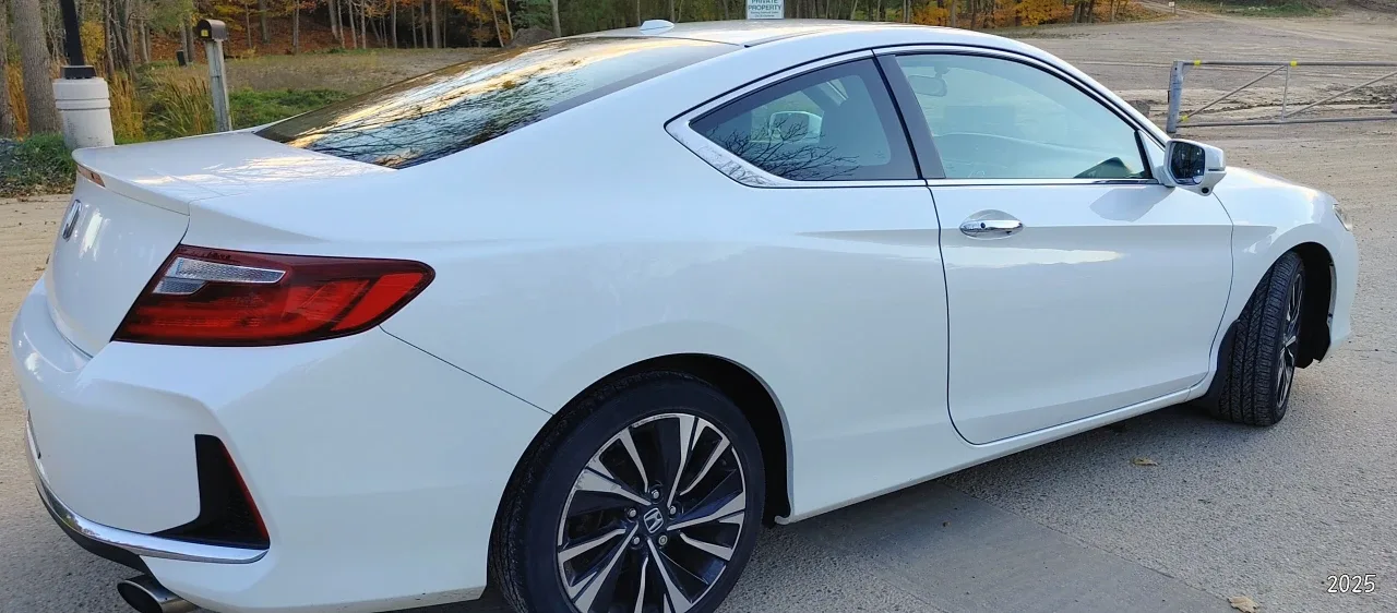 White Honda Accord Coupe image indicator(2)