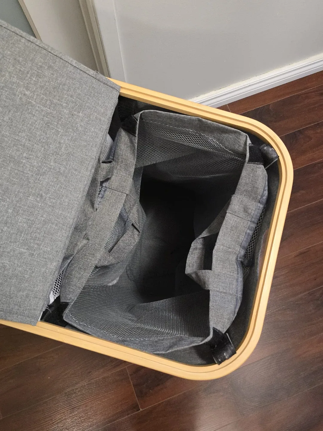 Grey Laundry Hamper with Lid image indicator(3)