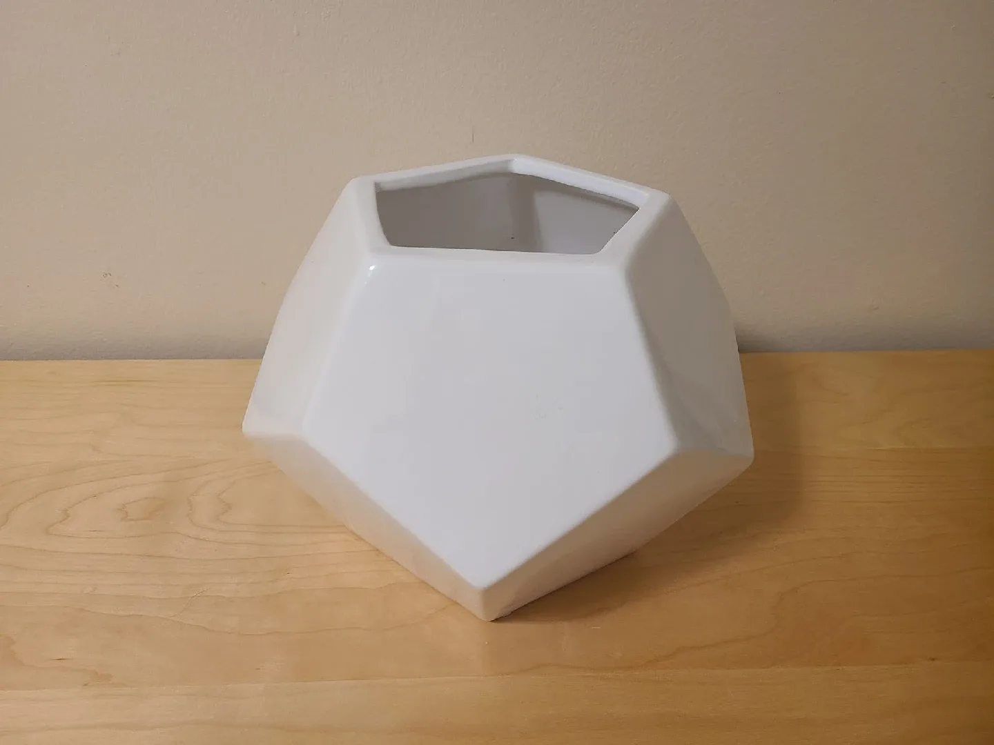 Off-White Faceted Ceramic Vase 🥕 image indicator(2)