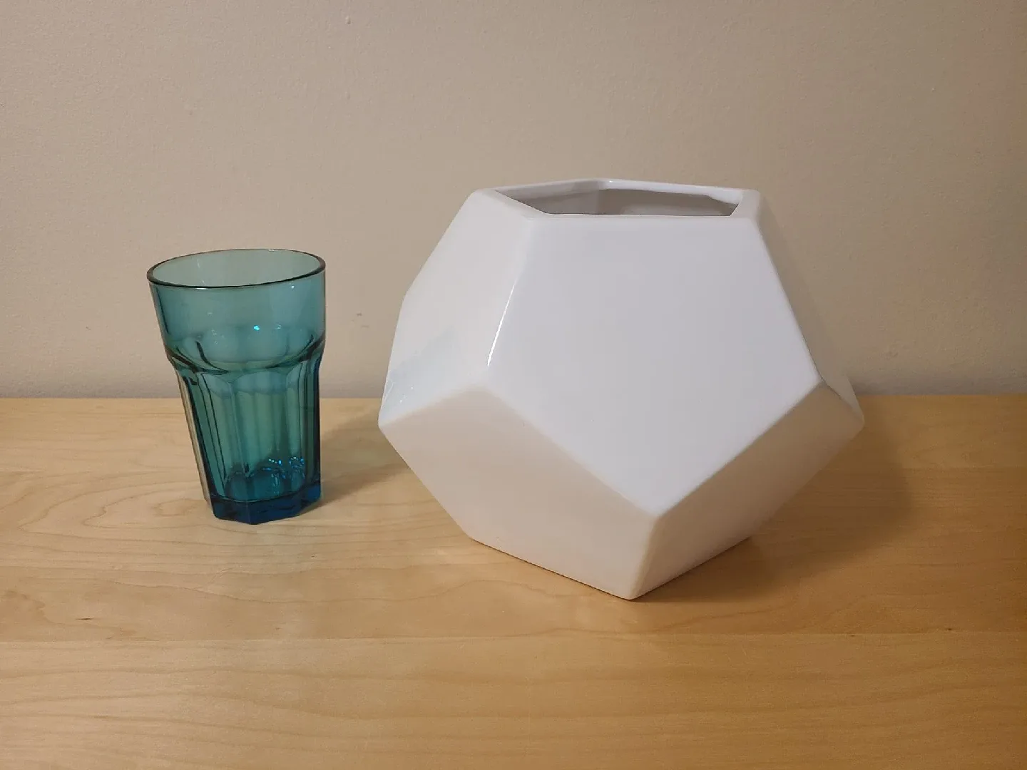 Off-White Faceted Ceramic Vase 🥕 image indicator(3)