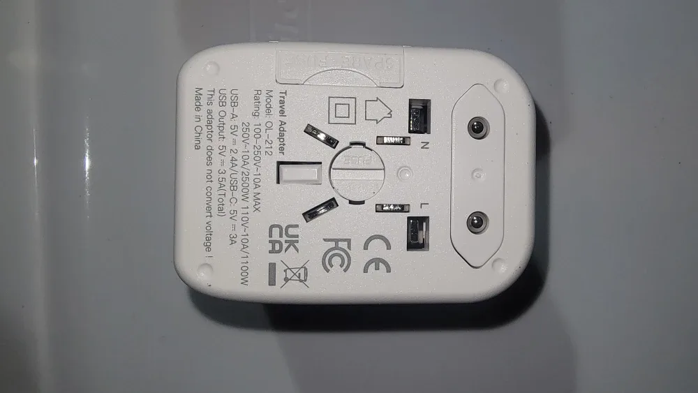 Vylee Universal Travel Adapter - White image indicator(4)