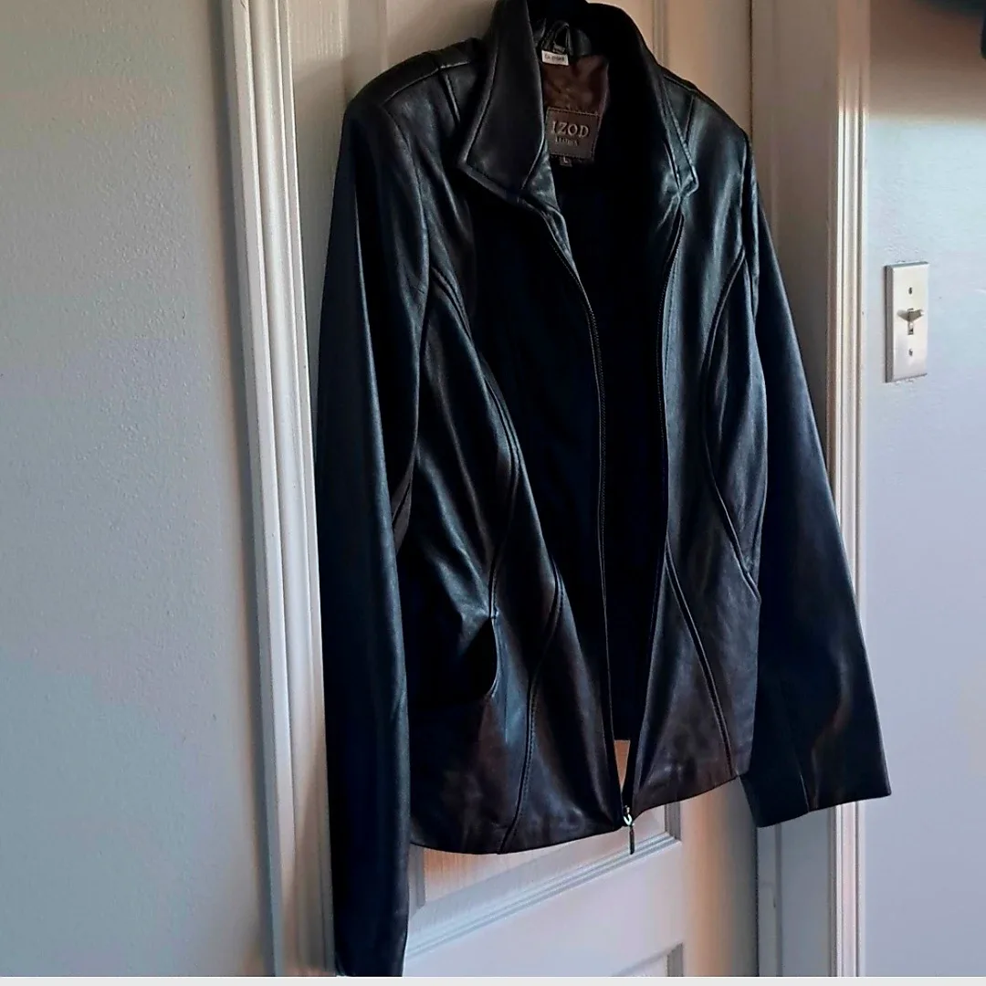 Ladies  black  leather  jacket image indicator(5)