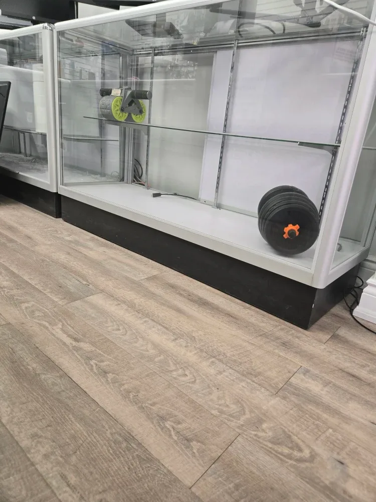 Glass showcase with light and adjustable shelf image indicator(2)