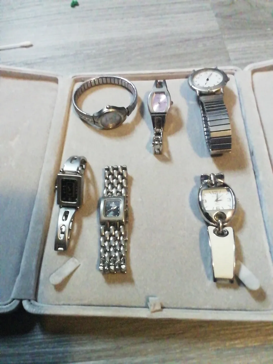 Lot of  Fashionable Watches for me and women thumbnail