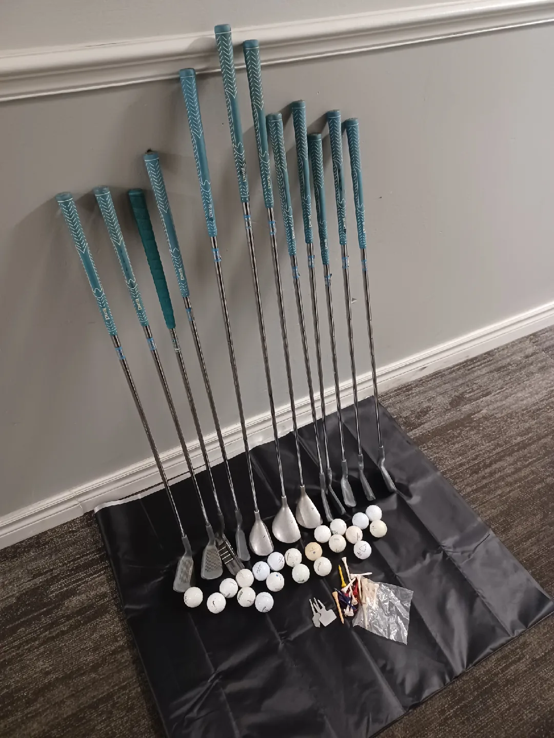 Set of Golf Clubs with Balls & Tees image indicator(4)