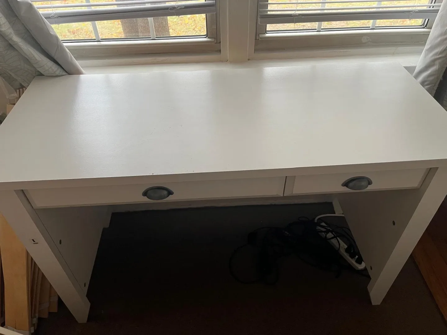 White Desk with Drawers image indicator(2)