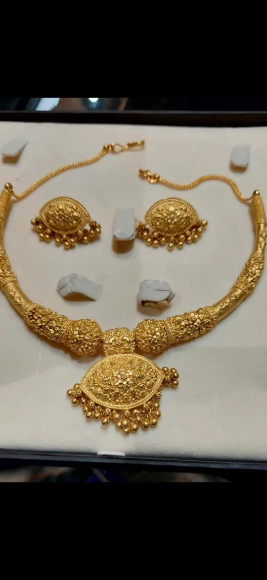 Antique Gold Necklace and Earring Set image indicator(3)