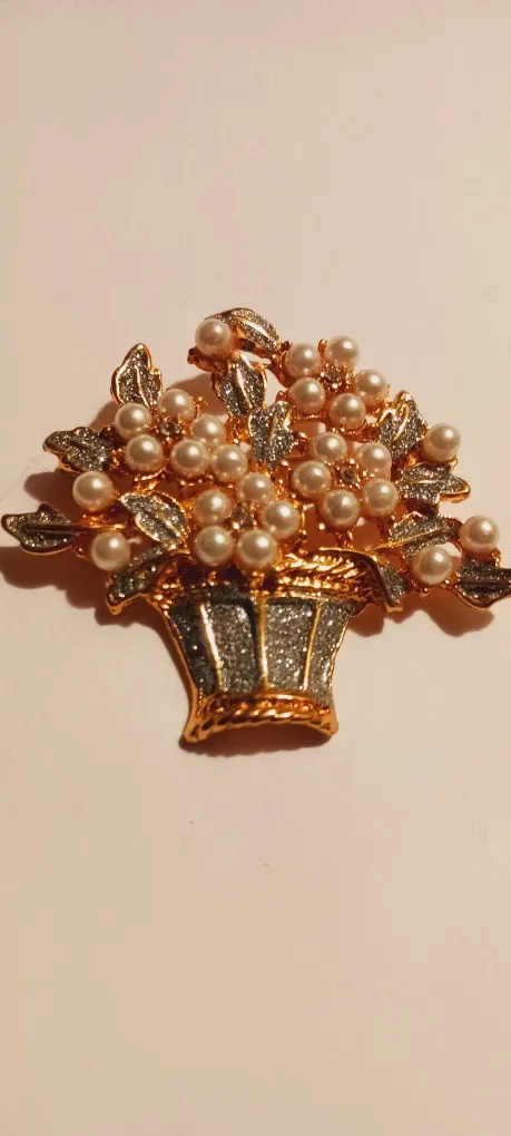 Beautiful Flower Basket Brooch image indicator(4)