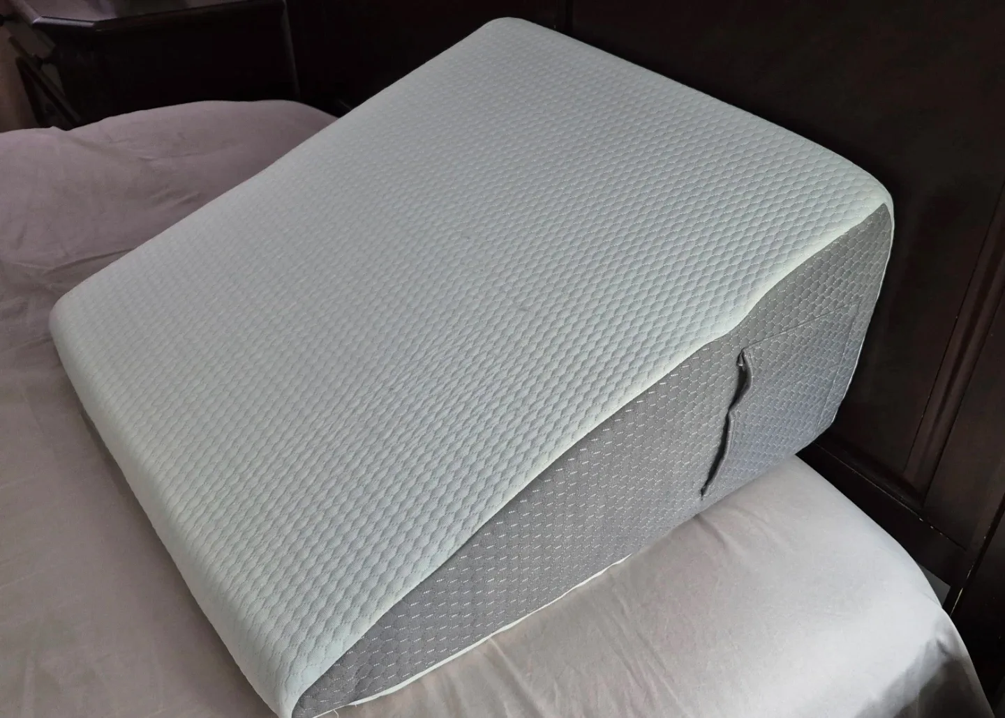 Bedluxe Wedge Pillow - 12 inch image indicator(2)