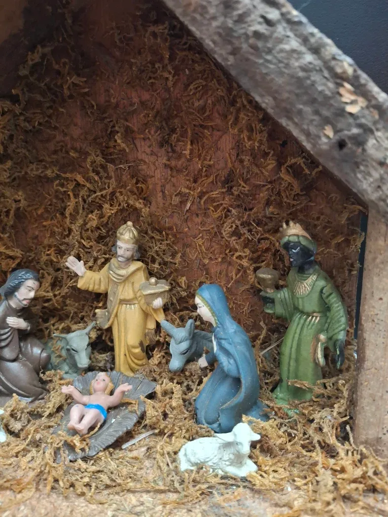Nativity Scene Figurine Set image indicator(4)