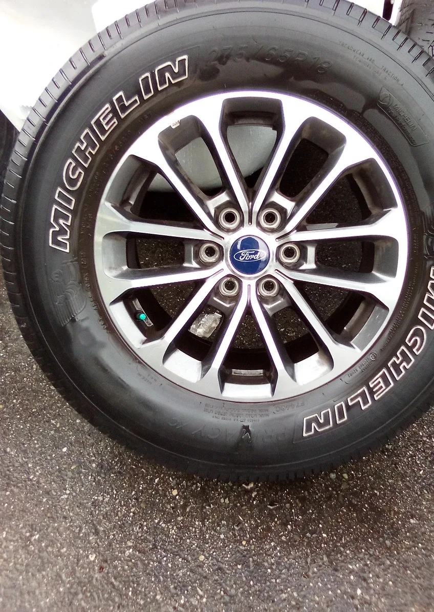 Four AT tires with Ford rims 275/65R18 Tire image indicator(2)