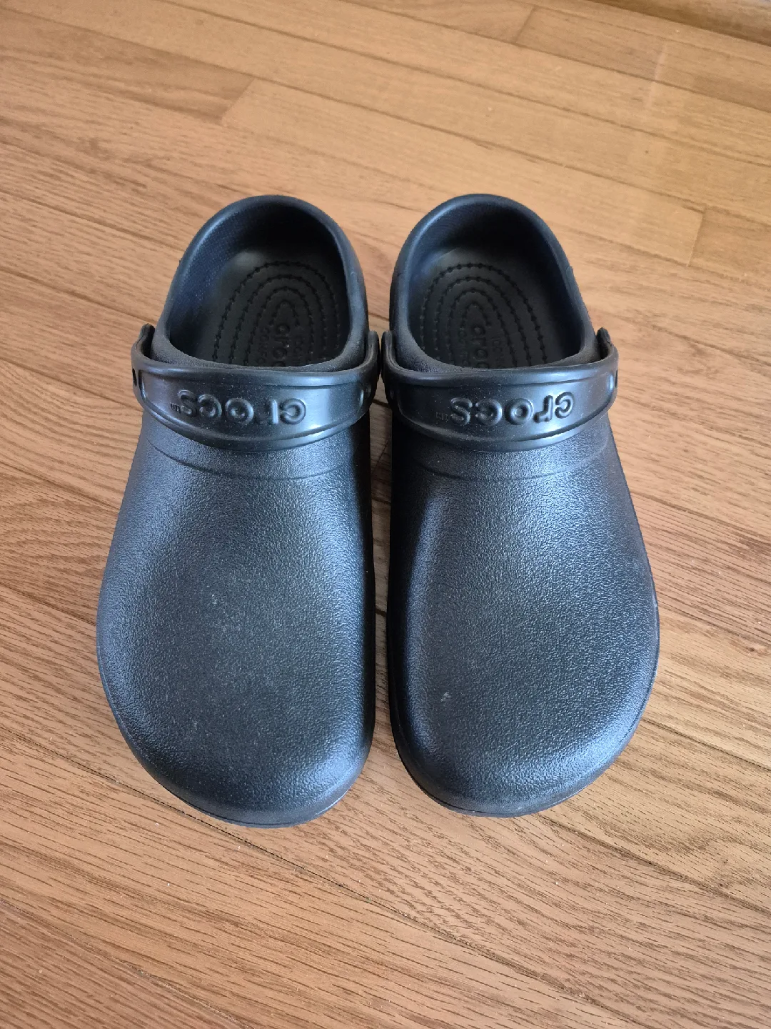 Crocs: 2 pairs Men's Size 11 + a free pair ($40 for the lot) image indicator(3)