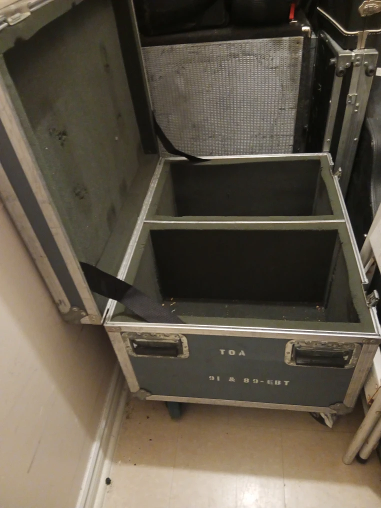 Road Case can store 2 -12 pa speakers