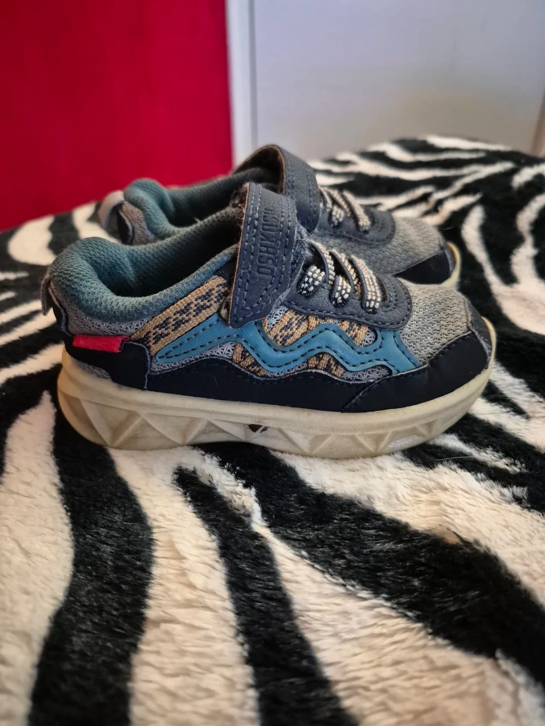 OshKosh B'Gosh Kids Sneakers - Size 6M image indicator(2)