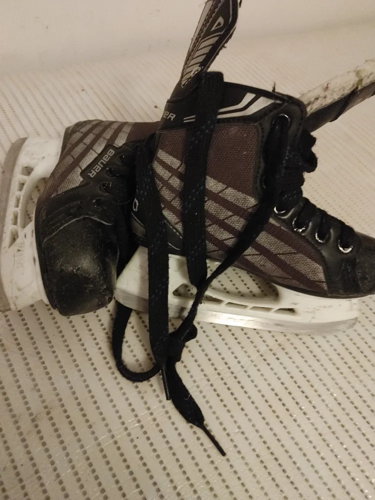 Bauer Youth Hockey Skates - Good Condition- size -Y11 image indicator(3)