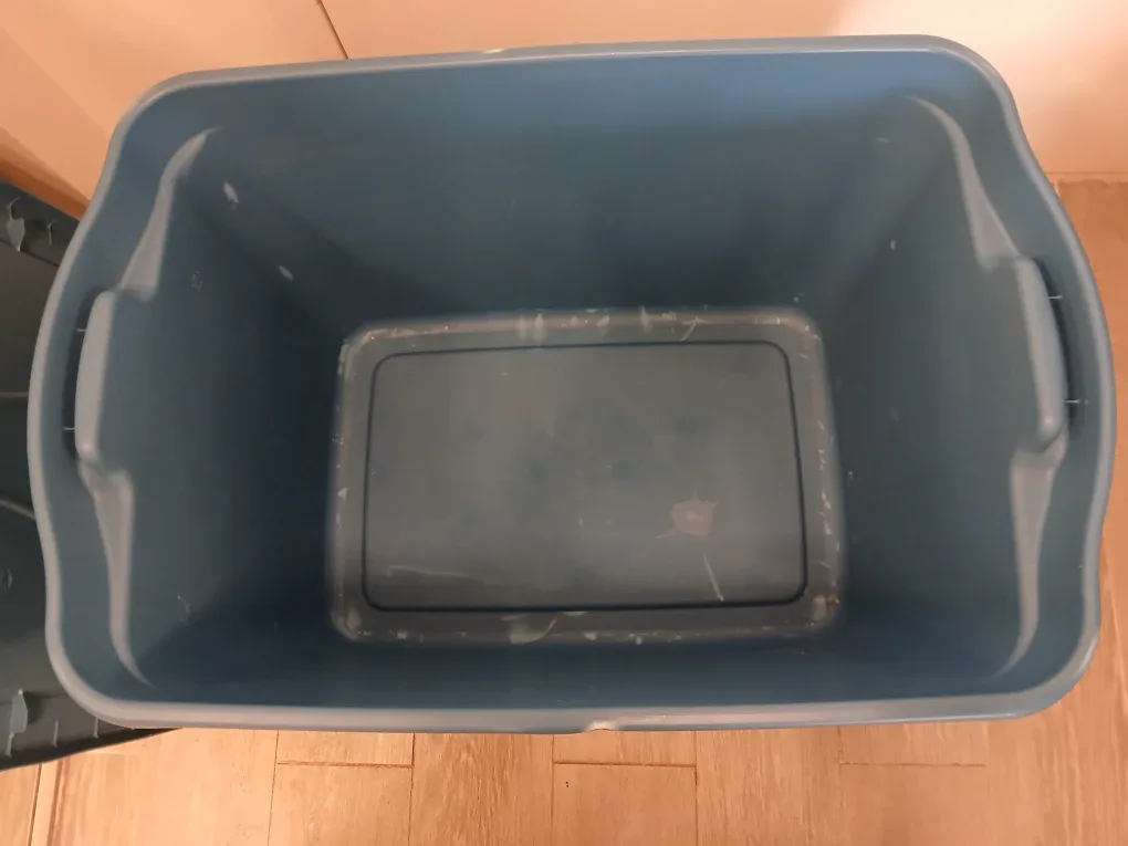 157.4 Lt Rubbermaid Blue Storage Bin with Lid. Non-negotiable. image indicator(3)