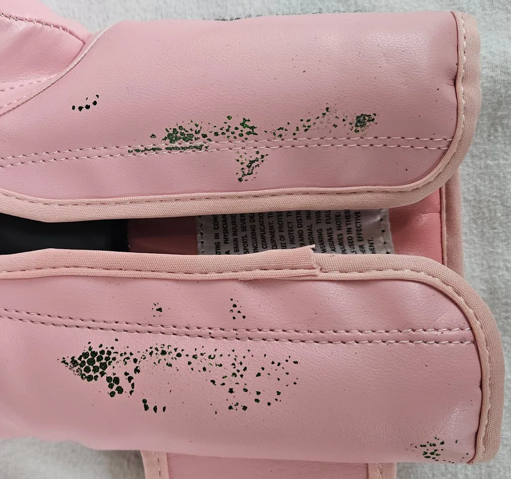 Century, I LOVE KICKBOXING 12oz Boxing Gloves Pink Like New image indicator(5)