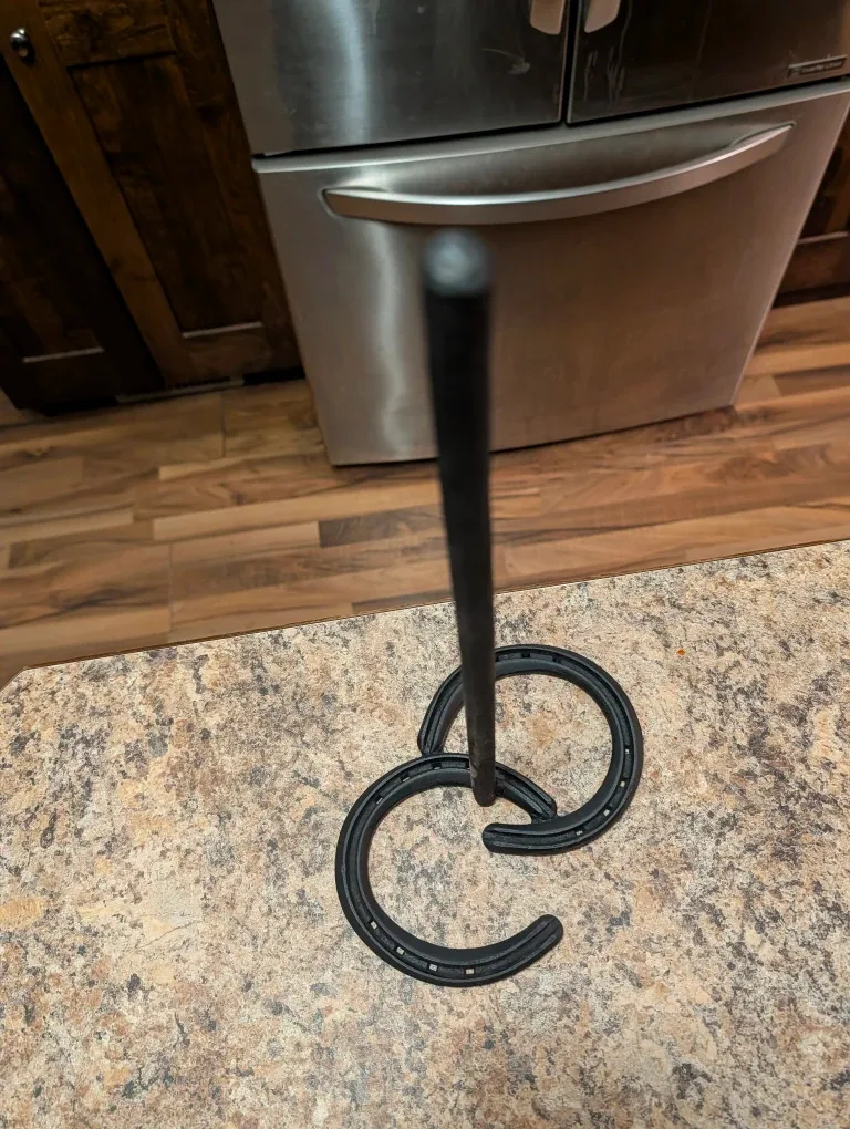 Horseshoe Paper Towel Holder image indicator(2)